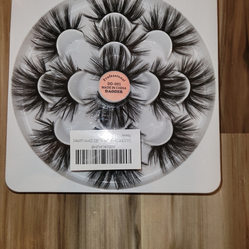 NWT Extra Long Fluffy Lashes